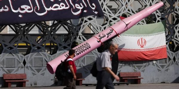 طهران ترفع سقف التهديد: "لا هدف في المنطقة بمنأى عن متناولنا"