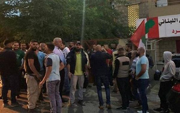 مناصرو الديموقراطي يقطعون ليلاً

طريق المديرج احتجاجاً