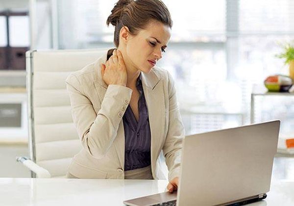 منها الانزلاق الغضروفي.. إليك أضرار الجلوس لفترات طويلة