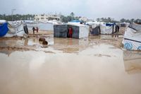 أمطار  تغرق خيام النازحين في غزة وتضاعف مأساتهم