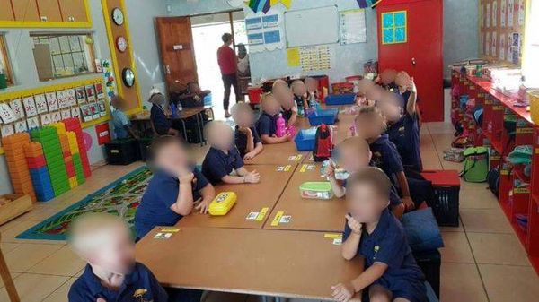ما قصة صورة التلامذة التي أثارت جدلا واسعا؟