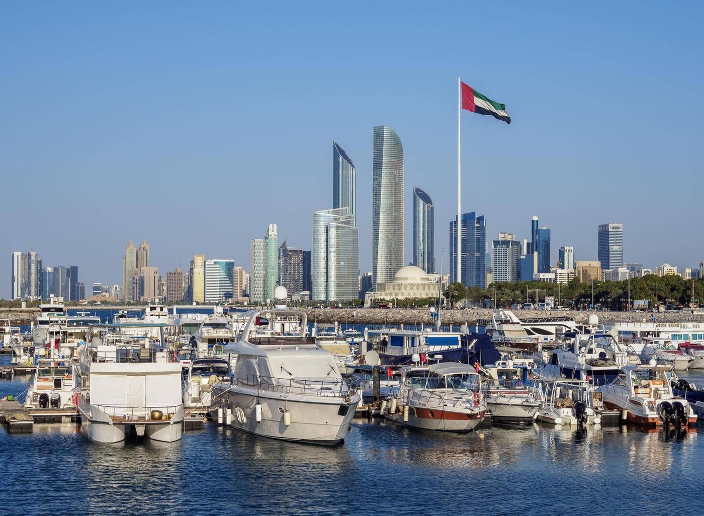 بعدما شهدت تفجيرات في 3 صهاريج.. ما أهمية منطقة مصفح الصناعية في الإمارات وماذا تحتوي؟