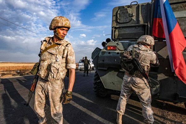 روسيا تستهدف داعش في البادية السورية بغارات جوية