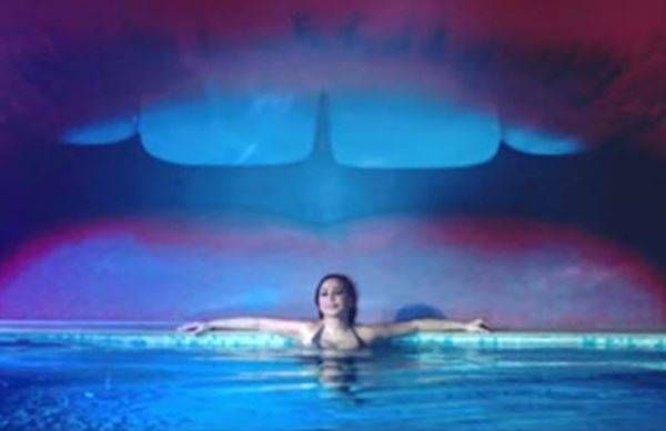 إليسا من جديد في حوض السباحة.. والسبب؟!