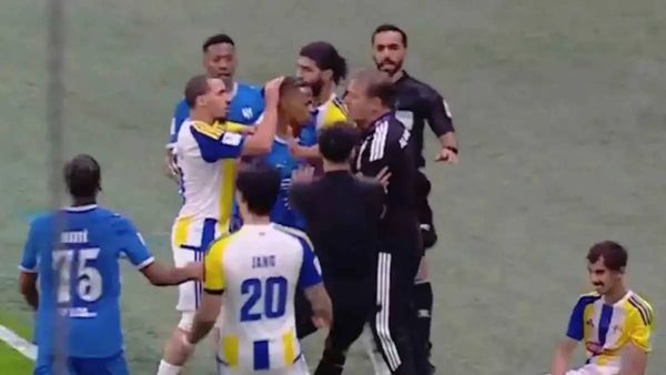 سامرفيل يتوعد بن ناصر... ماذا حدث في مباراة الهلال والغرافة؟