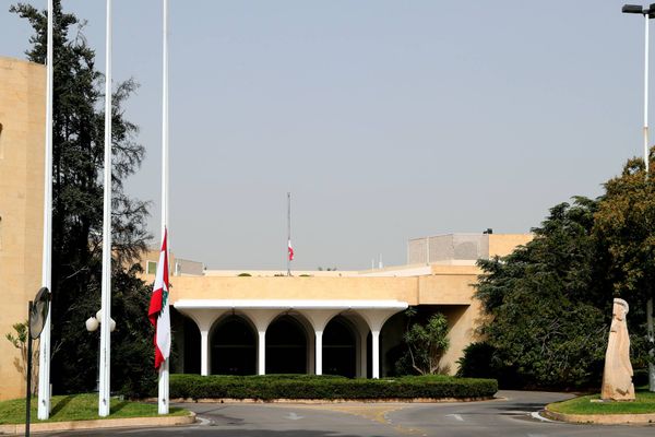 تنكيس العلم اللبناني في قصر بعبدا حداداً
رئيس الجمهوريّة تابع
قضيّة غرق زورق طرابلس