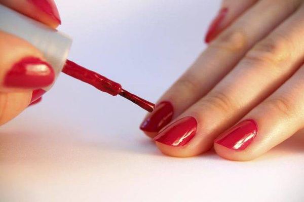 لهذا السبب يطلب منك الطبيب إزالة طلاء الأظافر قبل الولادة