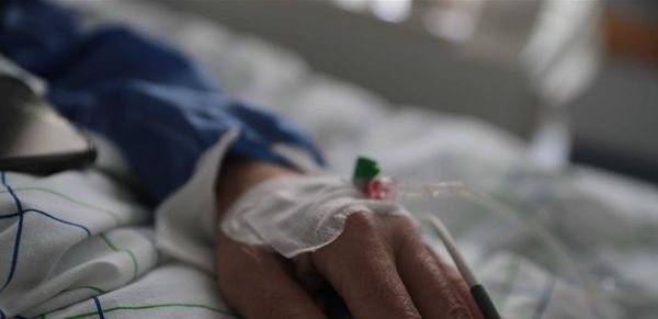بعد 3 أيام من رحيل شقيقتها.. مطرب شاب يعلن وفاة والدته بحرقة