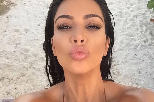 بالصور - كيم كردشيان تستعرض منحنياتها بالاسود الشفاف
