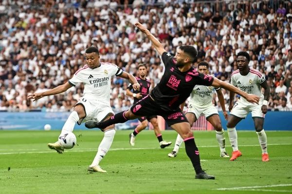ريال مدريد يضرب ملقا برباعية ويتربع على صدارة الليغا