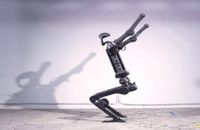 روبوت صيني على هيئة إنسان ينفذ حركات قتالية مذهلة