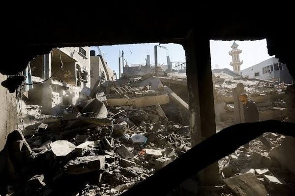 وسائل إعلام فلسطينية: مقتل شخص وإصابة آخرين من جراء استهداف طائرة مسيّرة إسرائيلية منزلًا في دير البلح وسط قطاع غزة