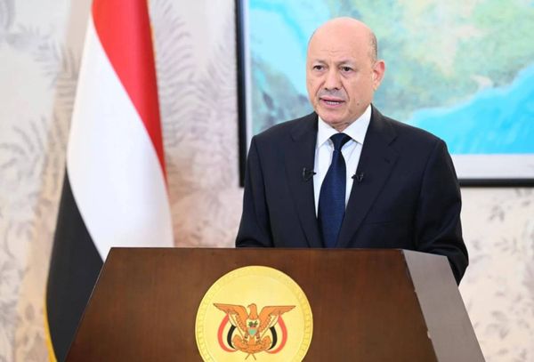 العليمي يعلن نجاح استلام المعسكرات وتشكيل لجنة عسكرية عليا لاستعادة مؤسسات الدولة