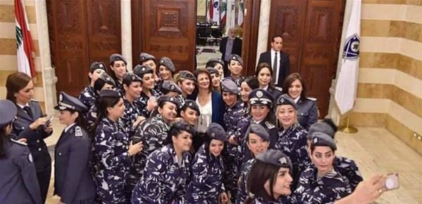 قوى الأمن" تحتفل بعيد الأم على طريقتها.. شاهدوا الصورة التي نشرتها!
