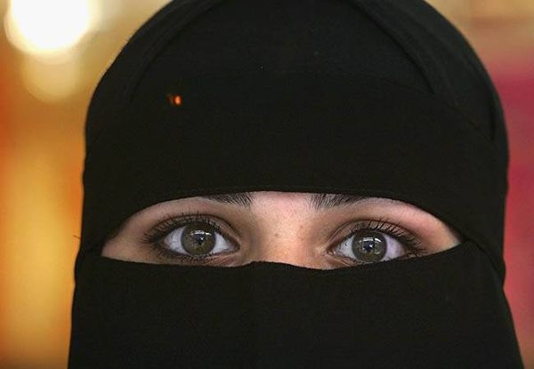إيزيدية من “السبايا” تلتقي بمغتصبها الداعشي في ألمانيا