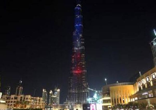 دبي تضيء «برج خليفة» بألوان «العلم الفرنسي»