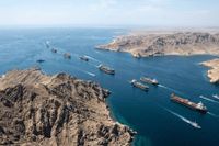 "بلومبيرغ": سفن تغير مسارها بشكل مفاجئ في مضيق هرمز