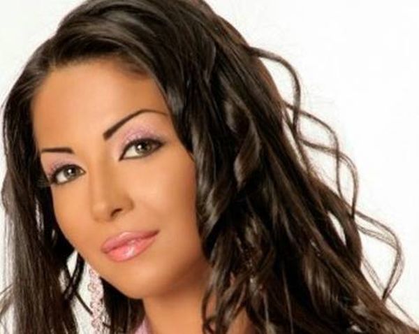 بالصورة- دوللي شاهين تثير الجدل بملابسها الفاضحة في منتدى السلام ... شاهدوا ماذا ارتدت!!