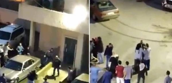 إشكال عنيف وتضارب بالعصي امام احد المستشفيات في لبنان..! (فيديو)