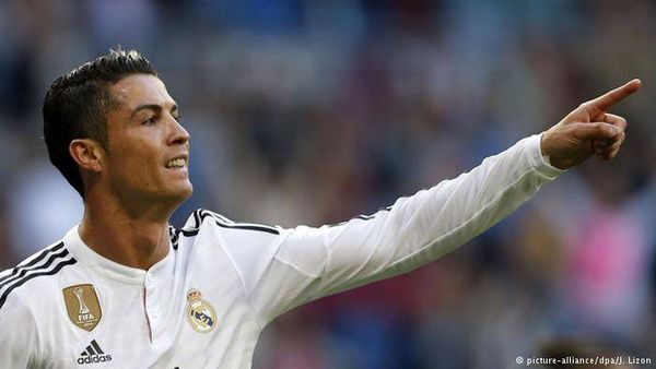 رونالدو "يخون" ريال مدريد ويعشق حسناء "برشلونية".. حتى أنت يا رونالدو!