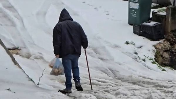 أمطار غزيرة ورياح قوية تُغلق طرقا وتتسبب بانهيارات واسعة