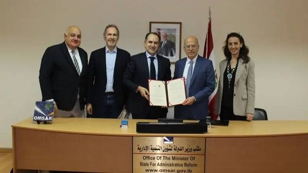 وزارة التنمية الإدارية والمركز اللبناني للدراسات يوقعان مذكرة لتفعيل شرعة المواطن