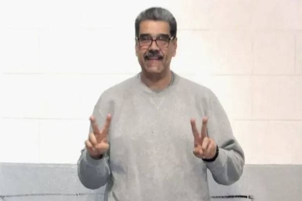 من داخل سجنه في نيويورك... مادورو يظهر بعلامة النصر