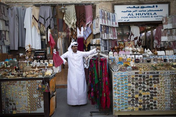عُمان تعتزم إلغاء "تصريح الإنتقال" للعمالة الوافدة وفرض ضرائب جديدة