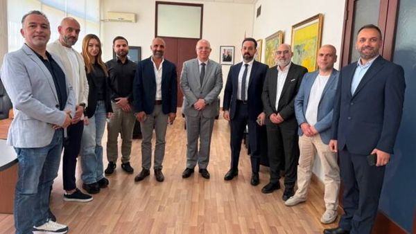 وزير العمل بحث قضايا العمال مع وفود نقابية ودولية