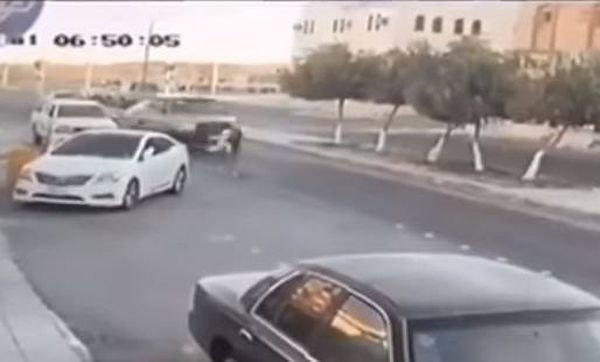 فيديو مروّع.. العناية الإلهية تنقذ طفلة من موت محتّم!