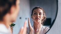 بشرة نضرة من دون مبالغة... أسرار تنظيف الوجه بالطريقة الصحيحة