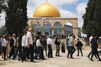 قوات الاحتلال الإسرائيلي تُغلق المُصلّى القبلي بالسلاسل تزامناً مع إقتحام مئات المستوطنين باحات المسجد الأقصى