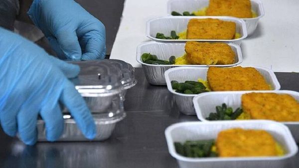 على متن الطائرة ابتعدوا عن هذه الأطعمة!