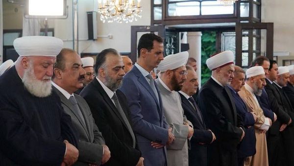 الأسد يؤدي صلاة عيد الأضحى بجامع وسط دمشق (بالصور)