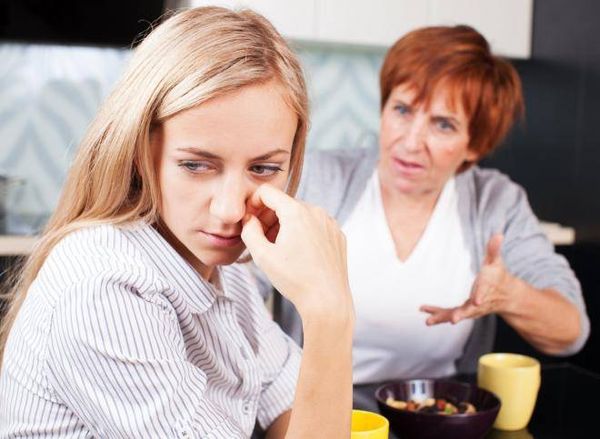 للسيدات فقط... علامات تؤكّد أنّ حماتك لا تحبّك