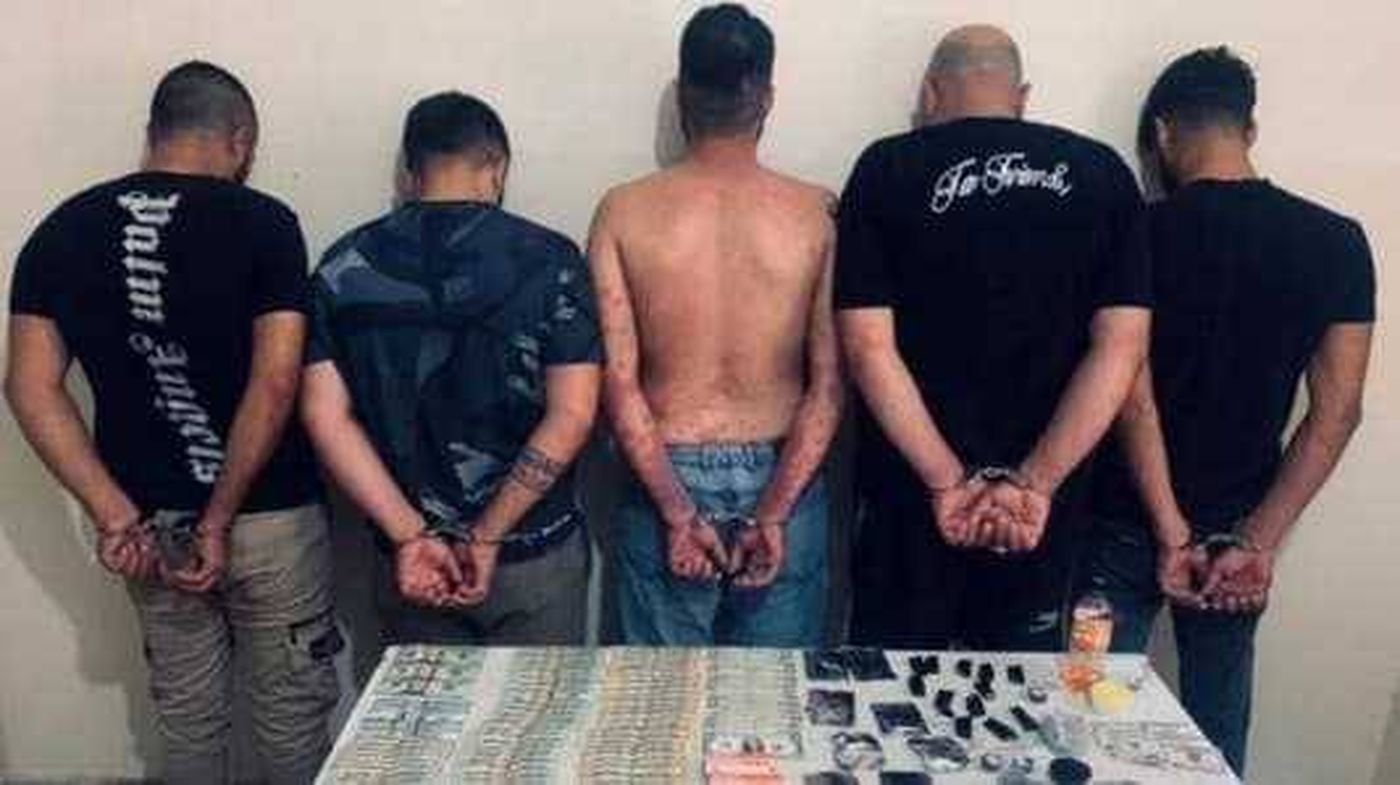 مواد مخدّرة و"بلطجة" و"فرض خوّات".. شبكة خطيرة بقبضة قوى الأمن
