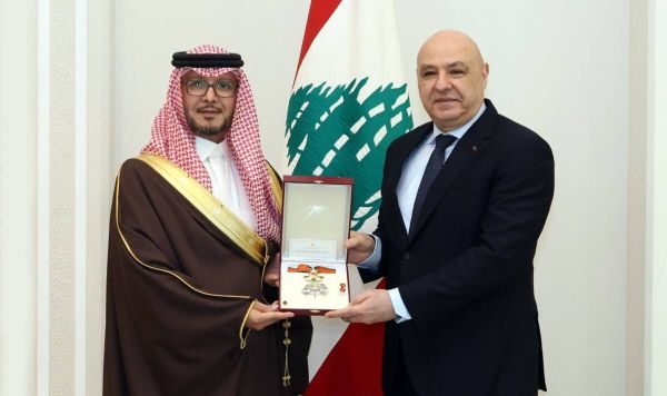 في وداعية البخاري... عون يمنحه اعلى وسام وطني