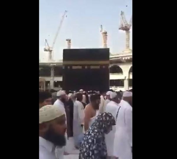 بالفيديو: شاب يطوف حول الكعبة حاملاً والدته على كتفيه.. ما قالته مؤثر!