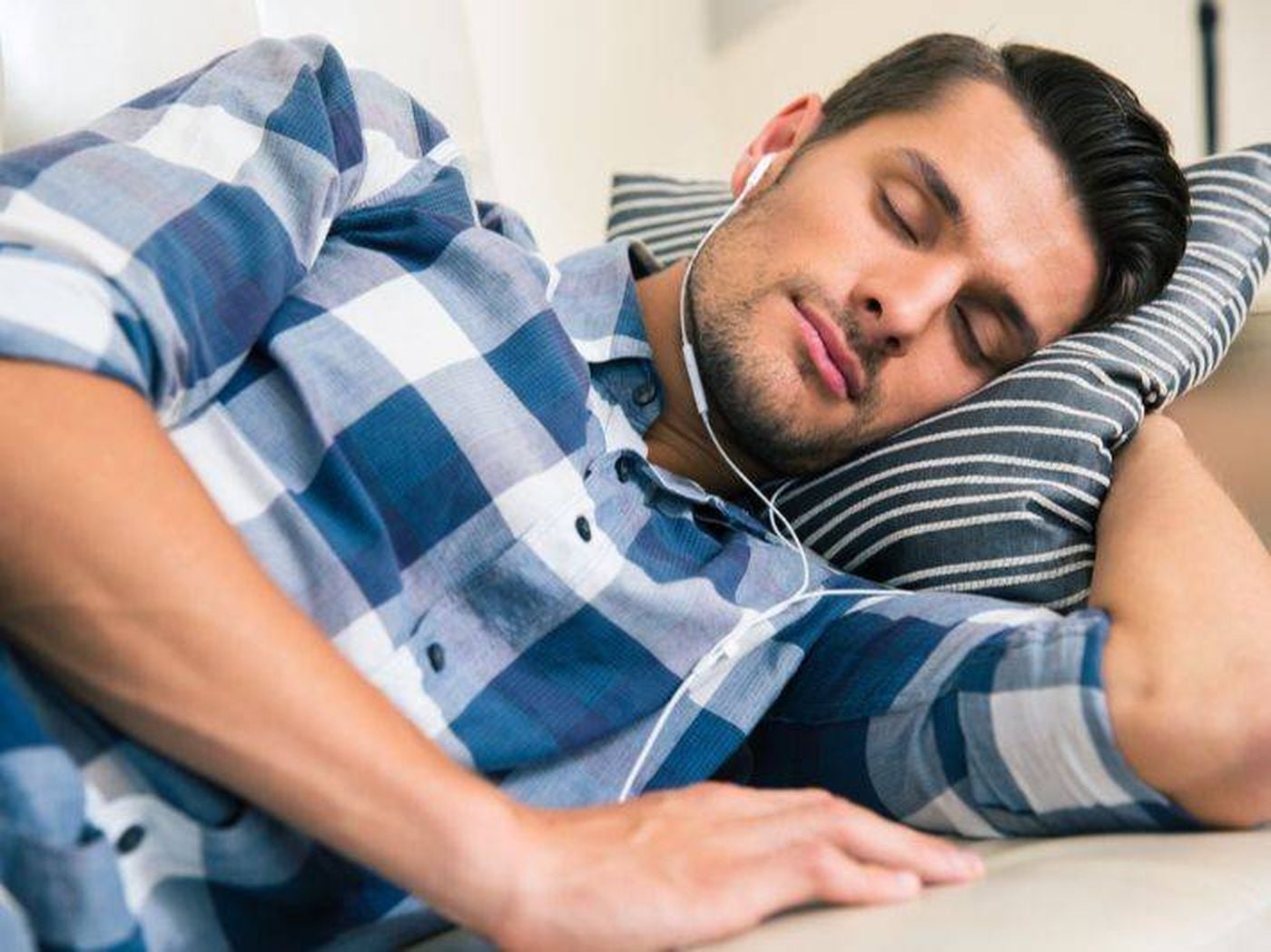تحذير للذين ينامون مع سماعات الأذن.. عادة شائعة قد تضر بصحتك