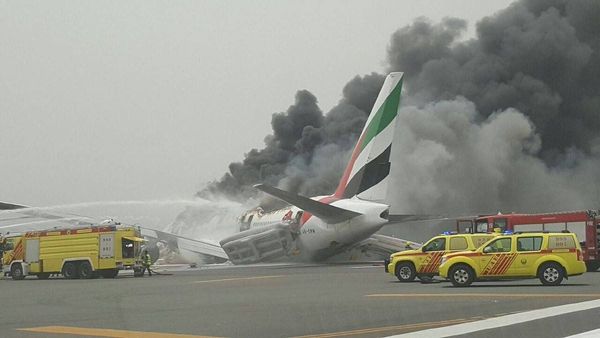 صور مرعبة: اندلاع النيران في طائرة إماراتية.. وهذه التفاصيل!