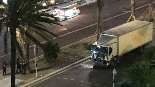 بالفيديو  شاهد الشاحنة وهي تدهس مئات المواطنين في فرنسا بوحشية