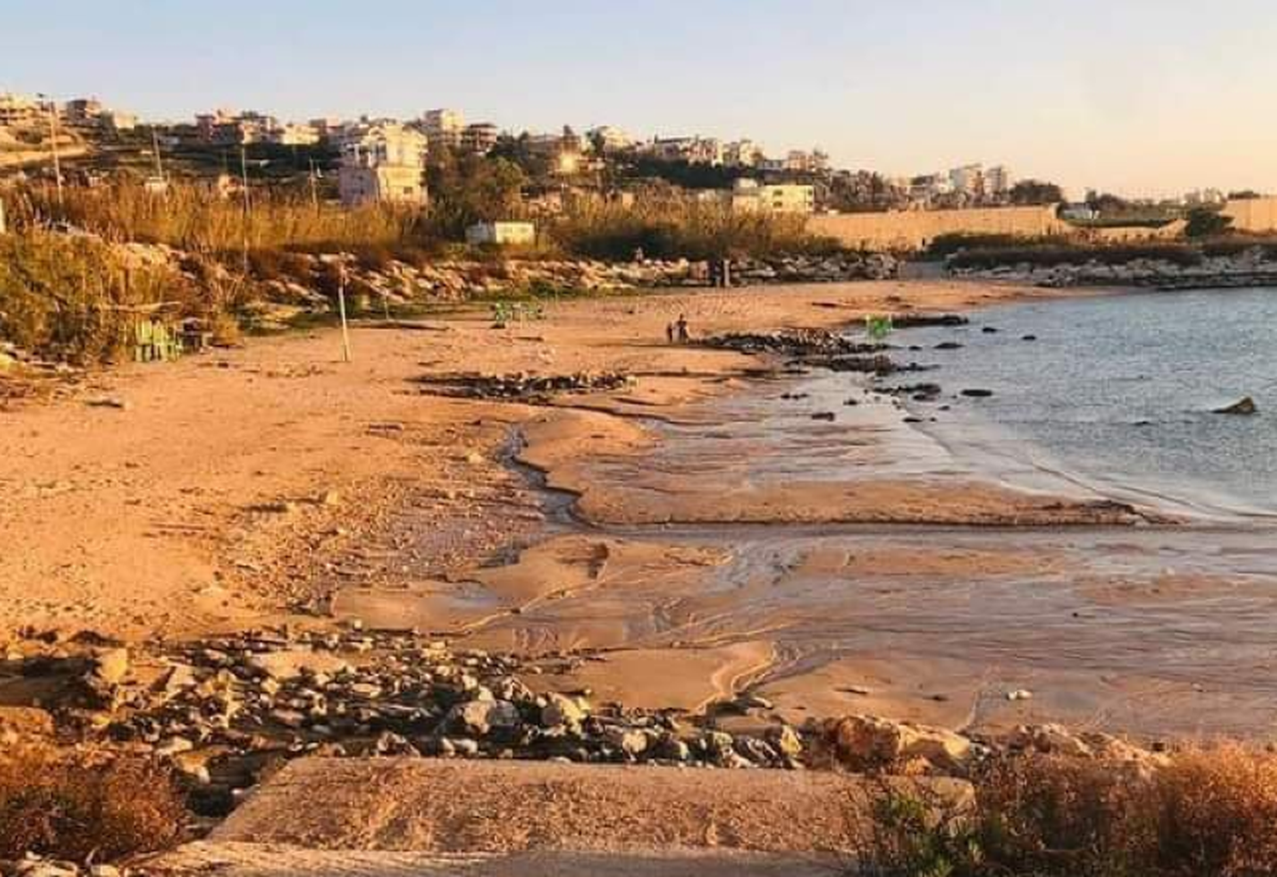 بعد الضجّة حول انحسار مياه البحر.. توضيح من وحدة إدارة الكوارث
