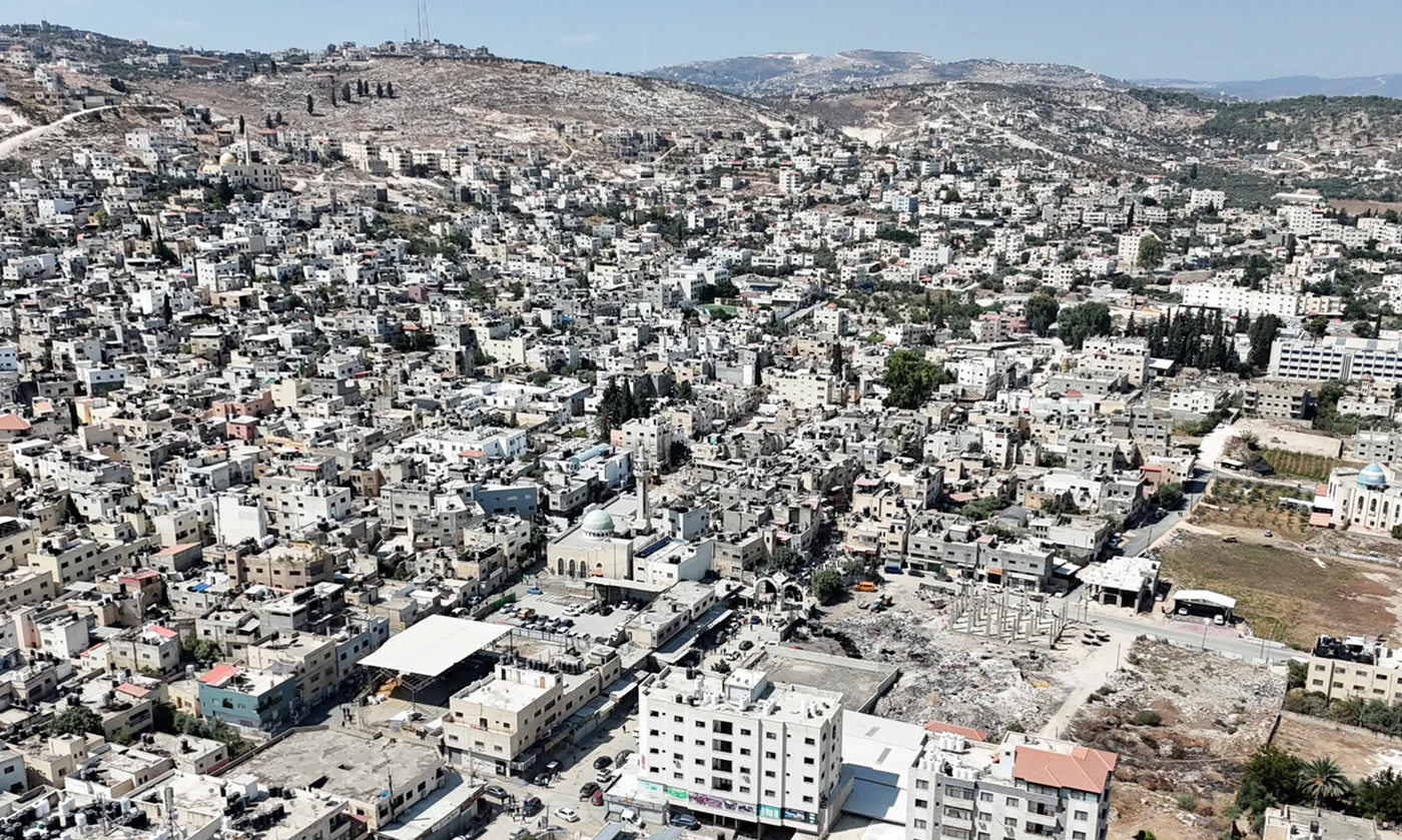 مستوطنون يصيبون مسناً ويهاجمون فلسطينيين في الضفة الغربية