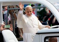 اليوم الأول لزيارة البابا... استقبالات وفرح وكلمتان مؤثرتان