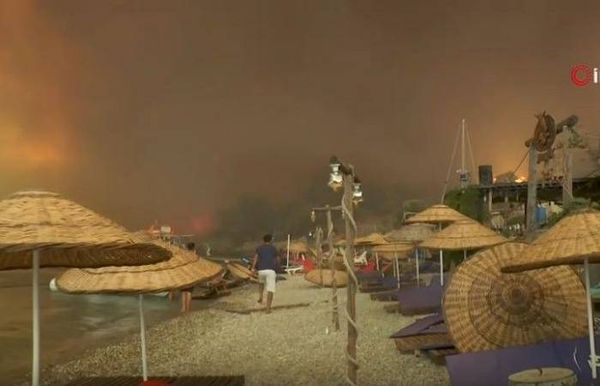 السياح والمواطنون يفرّون من حرائق الغابات في مقاطعة موغلا التركية