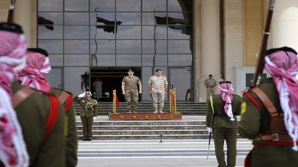التلفزيون الأردني: العاهل الأردني يبحث مع قائد الجيش اللبناني في عمّان تعزيز العلاقات الدفاعية والعسكرية بين البلدين