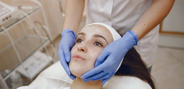 وداعاً للندوب.. طرق طبية وطبيعية لإزالة آثار حب الشباب نهائياً