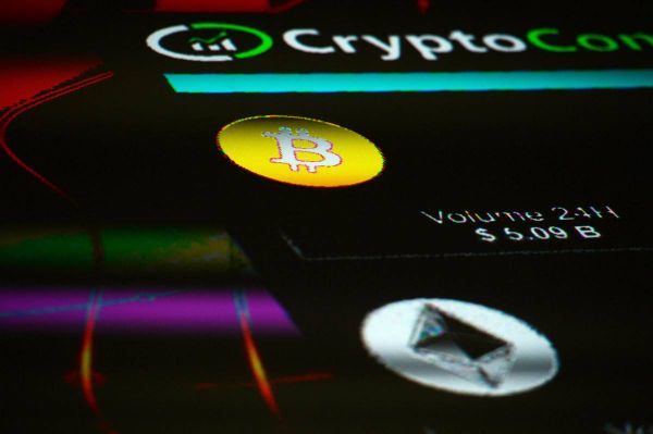 كيف يتعامل أباطرة "وول ستريت" في سوق العملات المشفرة؟