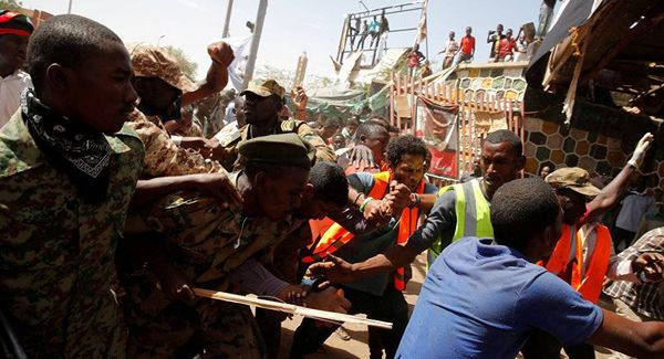 بعد سقوط قتلى... المجلس العسكري يعلق على محاولات فض الاعتصام بالقوة