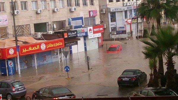 فيديو: السيول تغرق عمان.. ثلاثة قتلى حتى اللحظة والقوى الأمنية تناشد المواطنين